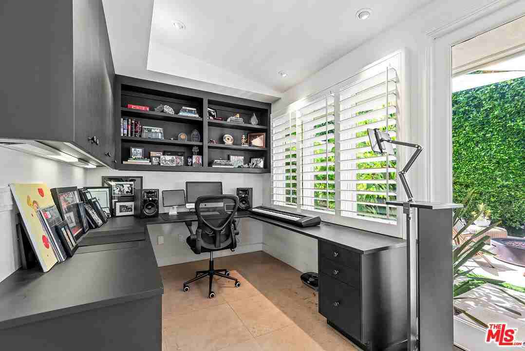 10424 Valley Spring Ln - Photo 3 of 8