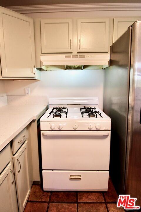 20200 Paradise Ln - Photo 2 of 8