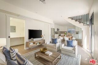 535 Beloit Ave - Photo 4 of 8