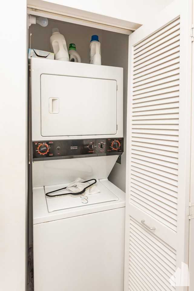 21 W Chestnut St #1607 - Photo 6 of 8