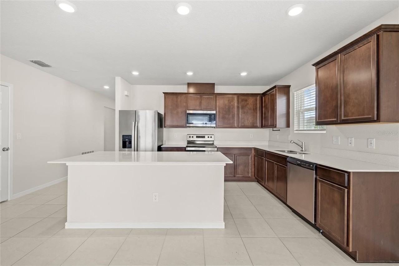 1575 Aspen Ave - Photo 4 of 33