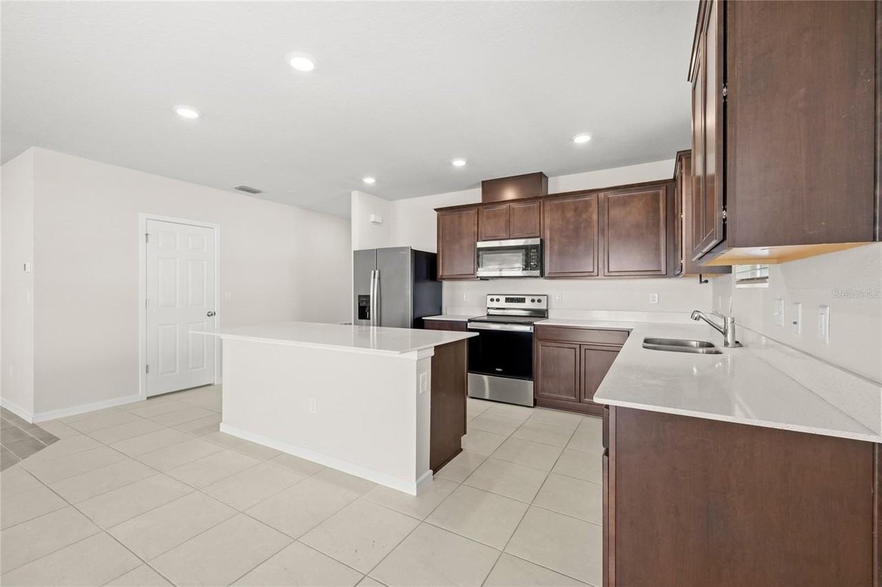 1575 Aspen Ave - Photo 7 of 33