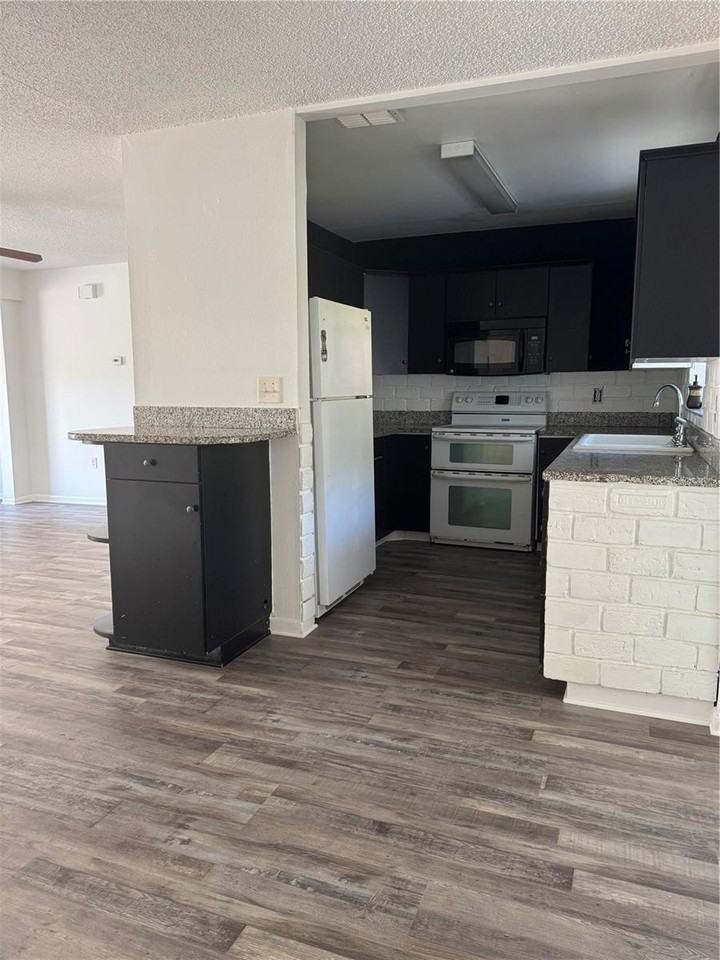 2074 Dodge St - Photo 7 of 26