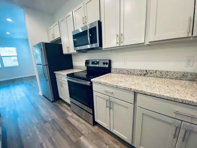 1325 James Ave S - Photo 4 of 24