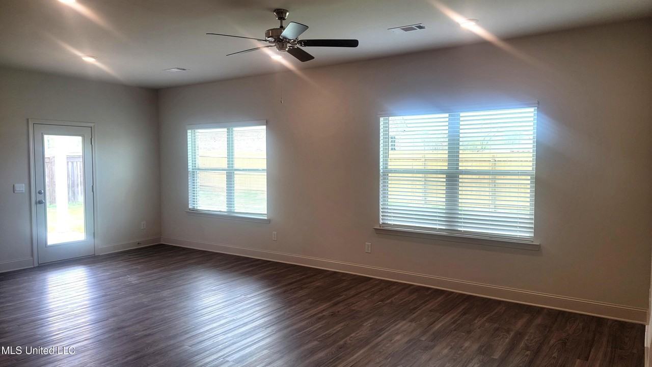 230 Copper Creek Dr - Photo 4 of 44