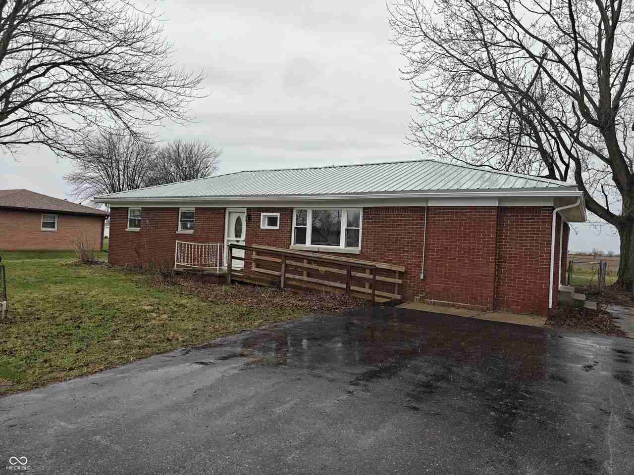 2183 S Fairview Dr - Photo 2 of 46