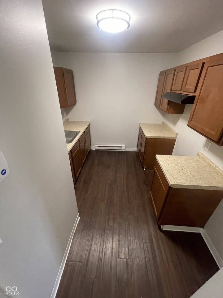 2045 N Dearborn St - Photo 7 of 17