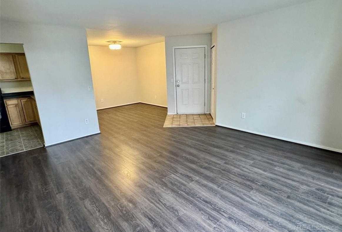 2605 Greenstone Blvd Apt 201 - Photo 5 of 10