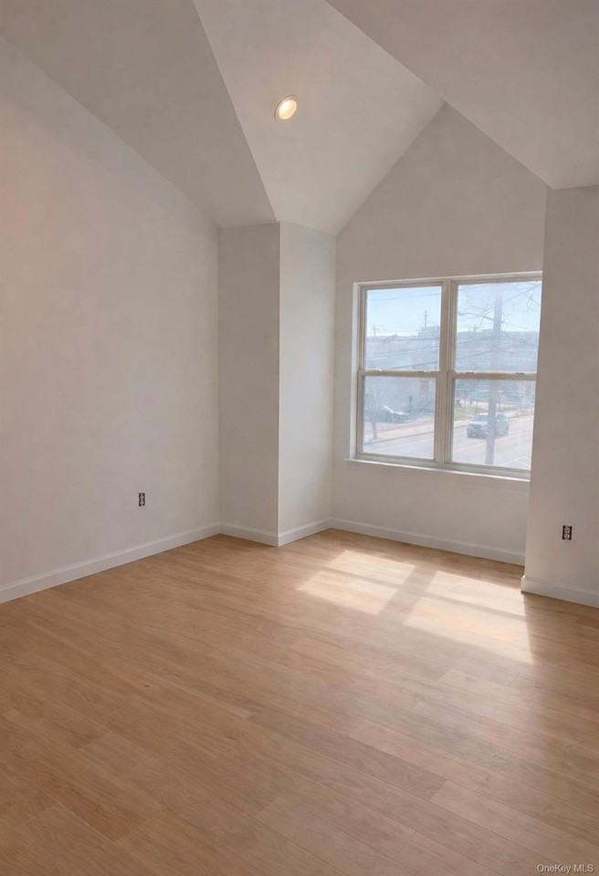 146 Jefferson Ave Apt B - Photo 4 of 7