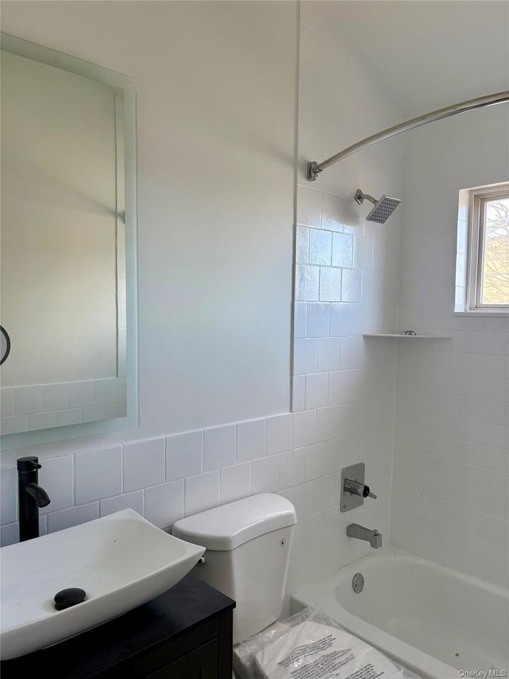 146 Jefferson Ave Apt B - Photo 6 of 7