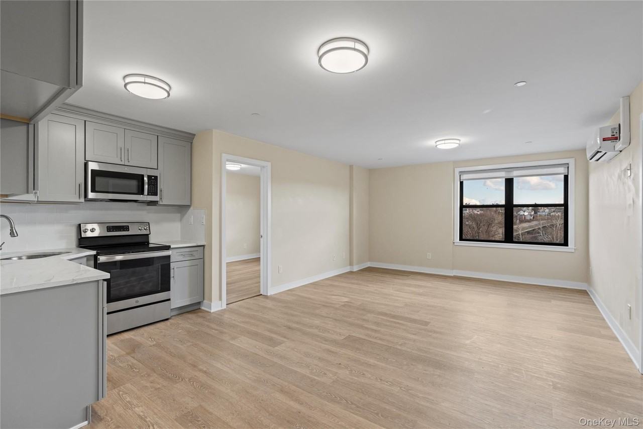 135 Wakefield Ave Apt 305 - Photo 2 of 9