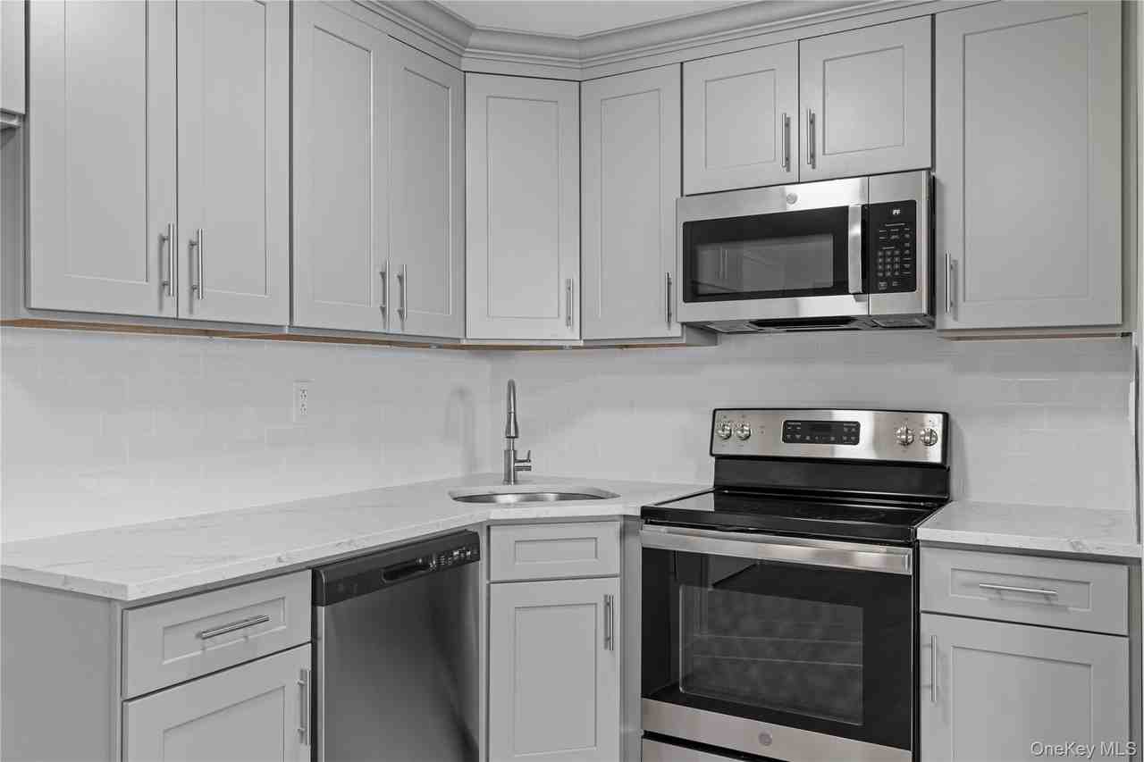 135 Wakefield Ave Apt 305 - Photo 3 of 9