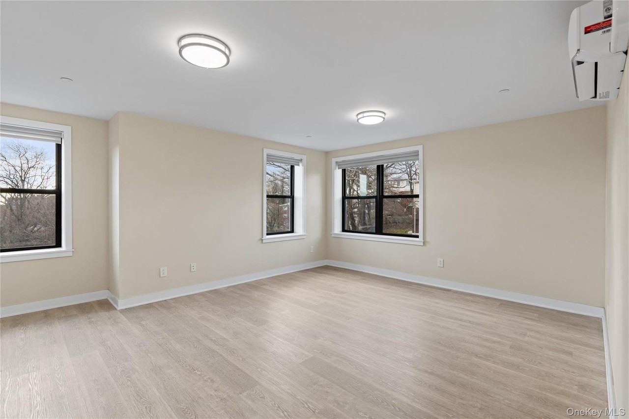 135 Wakefield Ave Apt 305 - Photo 4 of 9