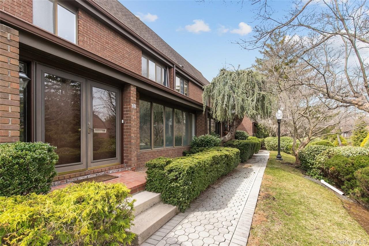 18 Acorn Ponds Dr - Photo 2 of 26