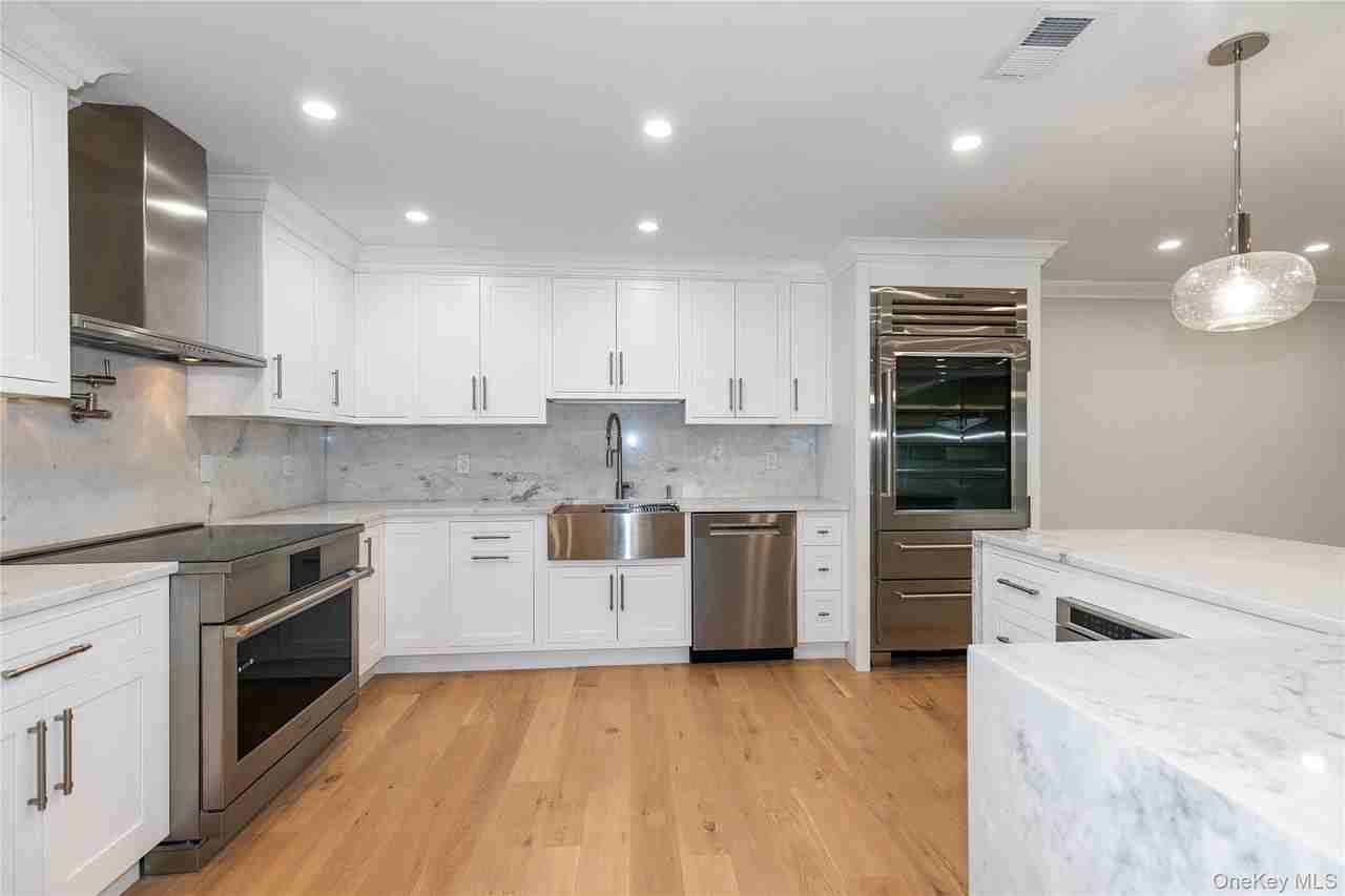 18 Acorn Ponds Dr - Photo 4 of 26