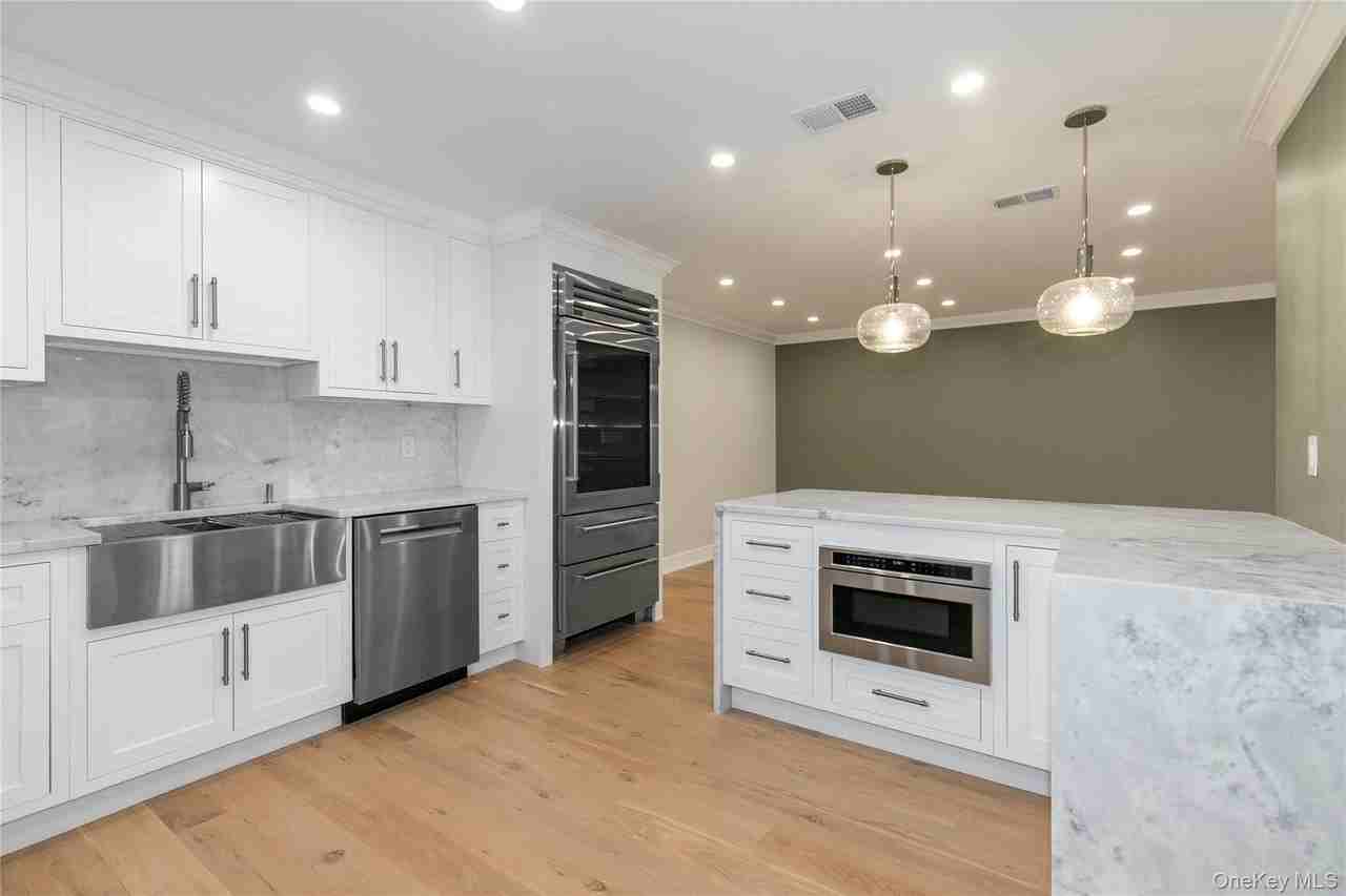 18 Acorn Ponds Dr - Photo 5 of 26