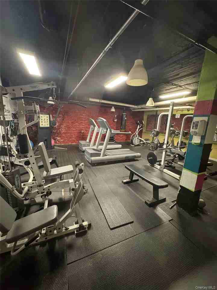 1670 Longfellow Ave Apt 1j - Photo 7 of 9