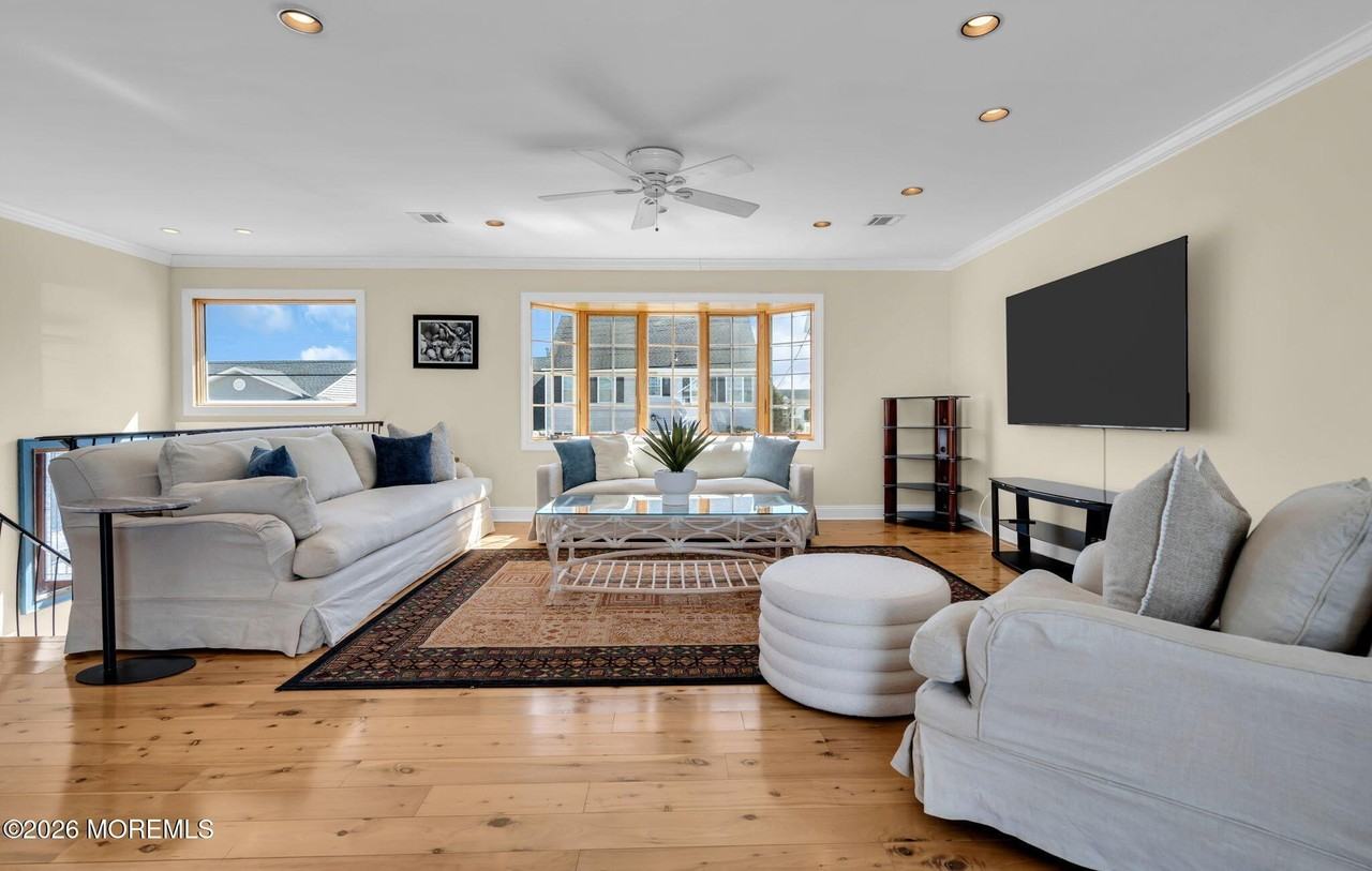 326 Cutter Ln - Photo 3 of 35