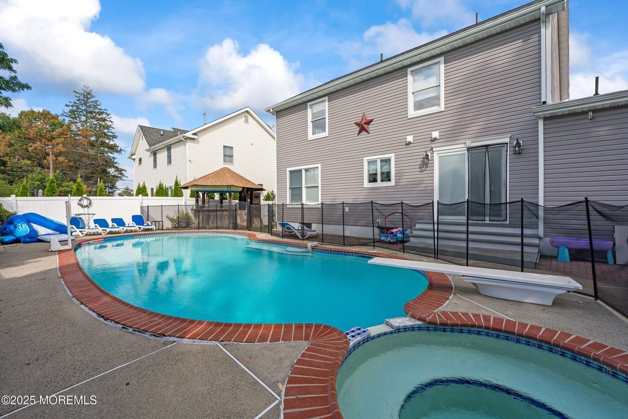 7 Linden Ave - Photo 3 of 37