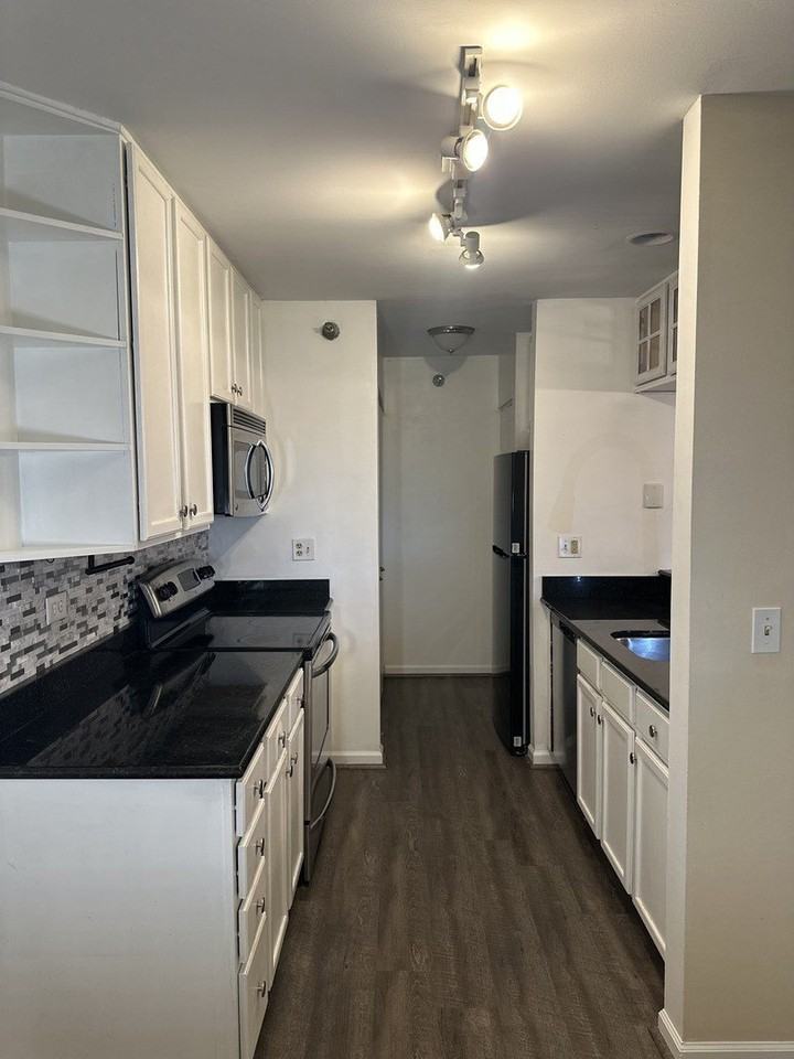 214 Glengarry Dr #201 - Photo 5 of 18