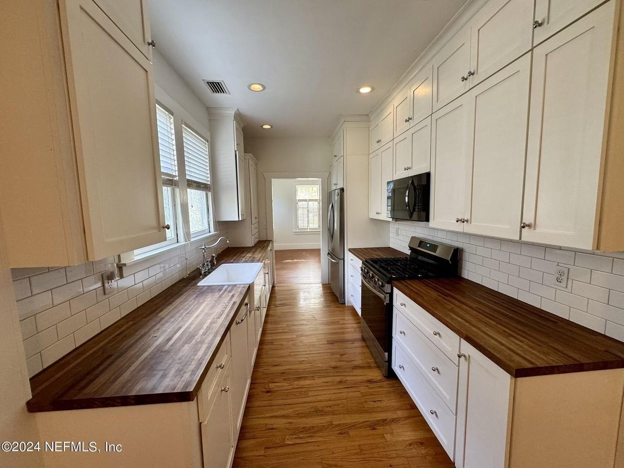 3665 Pine St - Photo 4 of 37