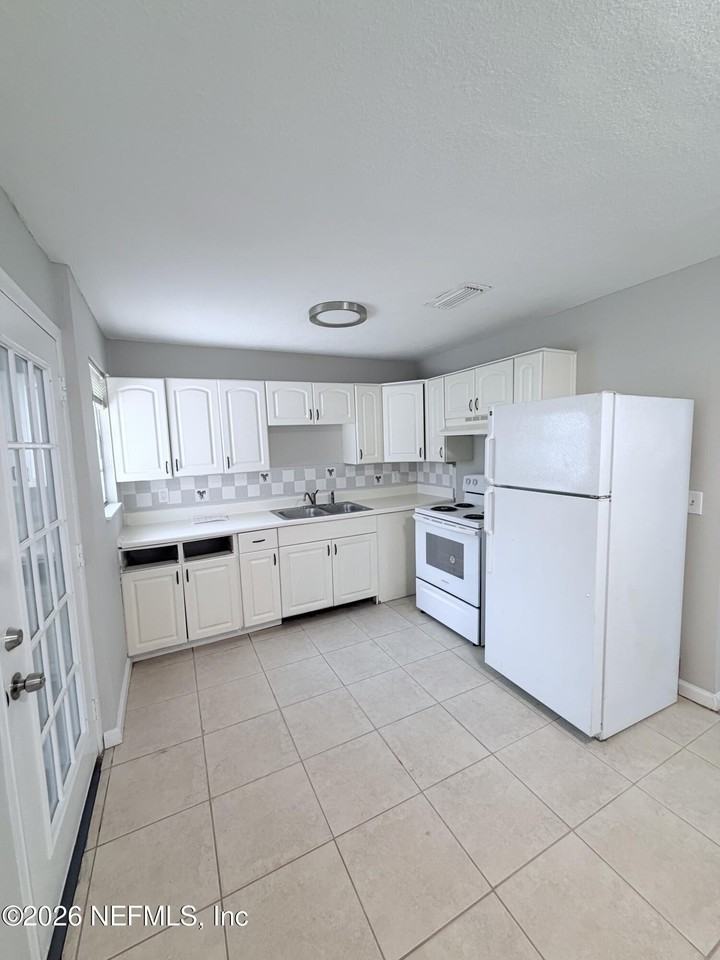 1457 Detroit St - Photo 2 of 7