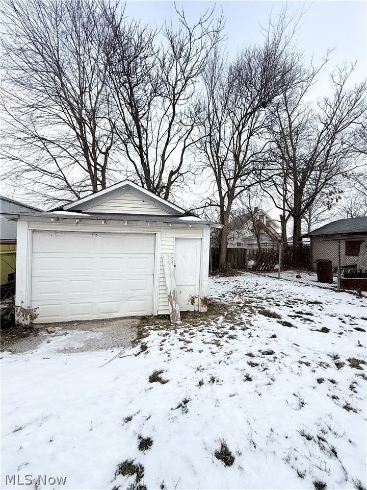 1433 Kenmore Blvd #2 - Photo 4 of 17