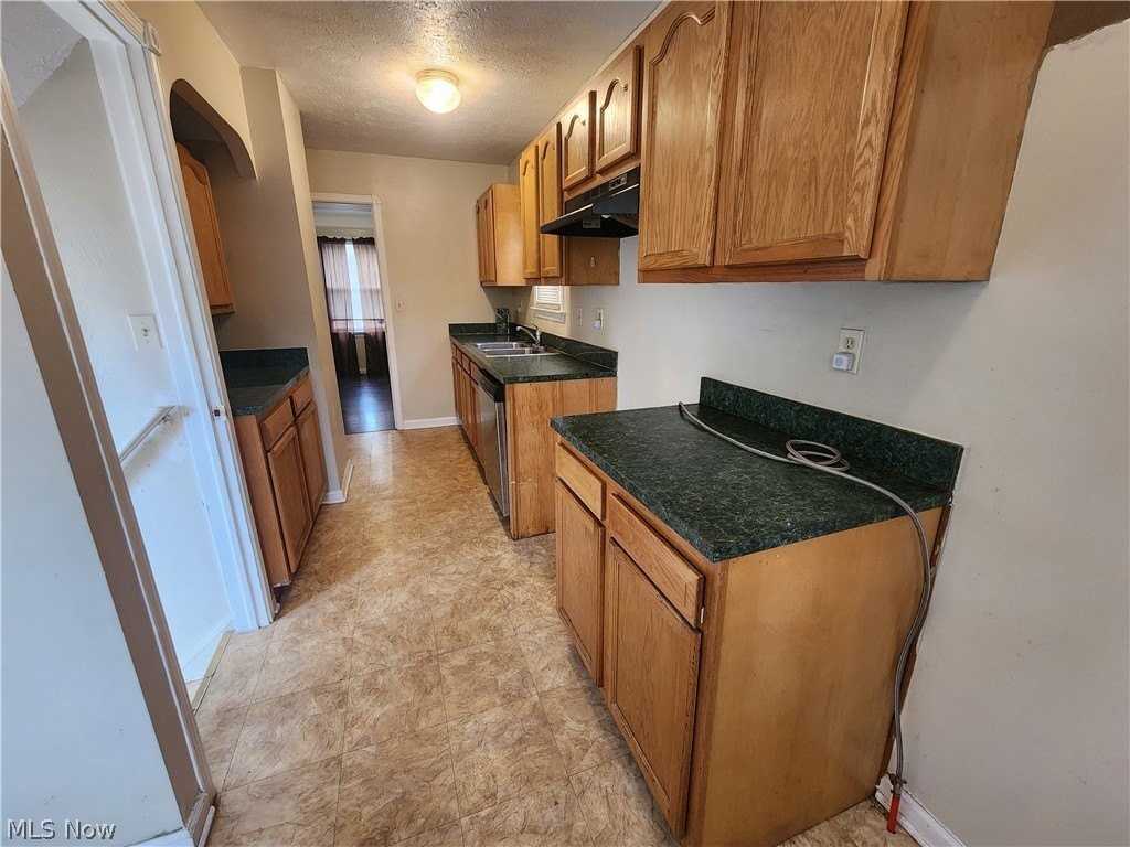 1517 Larchmont Rd - Photo 3 of 10