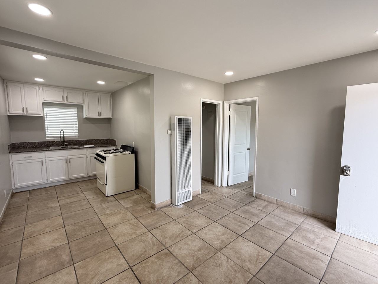 10120 California Ave #B - Photo 2 of 7