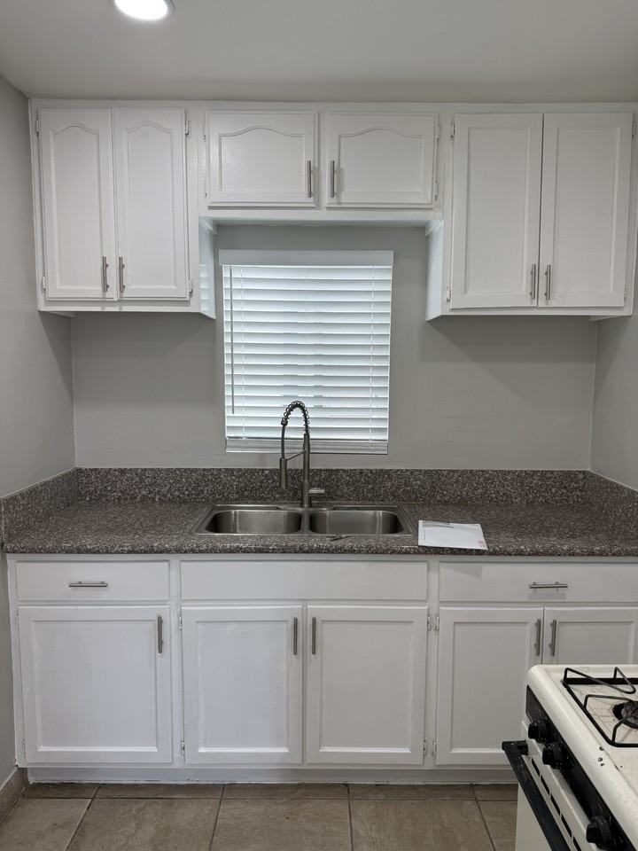 10120 California Ave #B - Photo 3 of 7