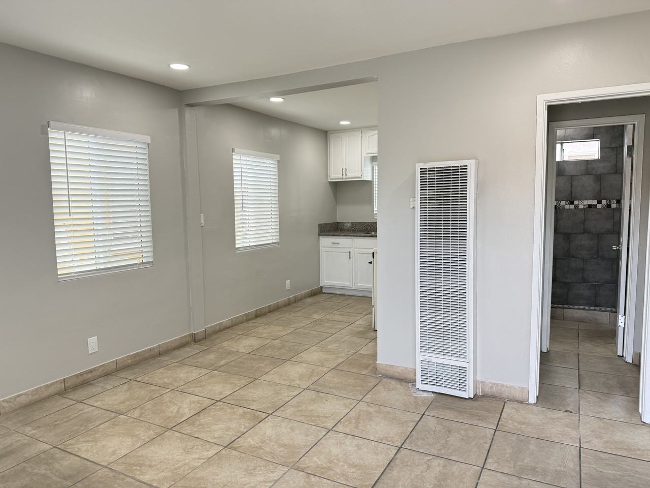 10120 California Ave #B - Photo 4 of 7