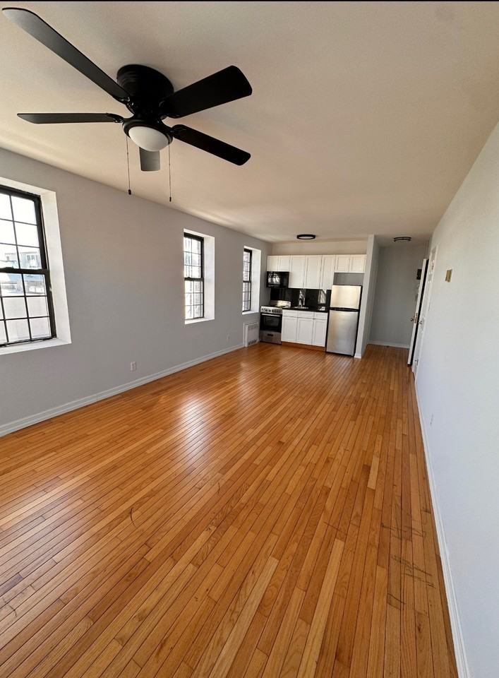 890 W Beech St #2I - Photo 4 of 5