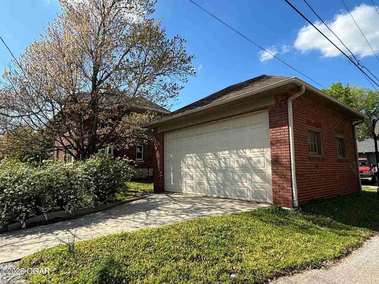 501 N Moffet Ave - Photo 3 of 33