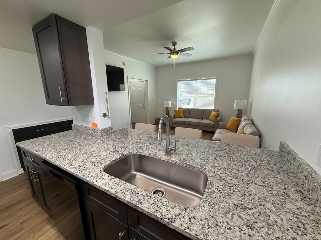 512 E Madison St - Photo 7 of 19