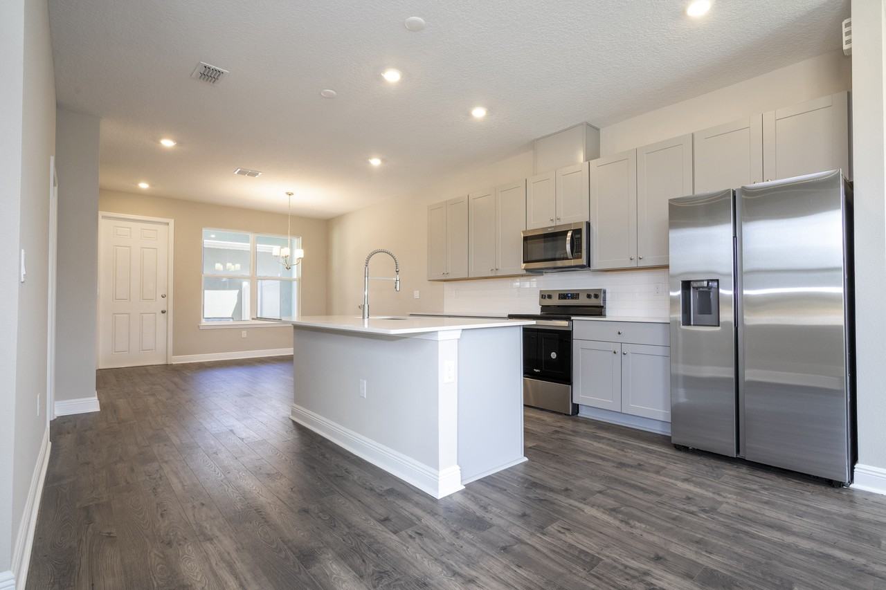 16350 Hamlin View St - Photo 2 of 3