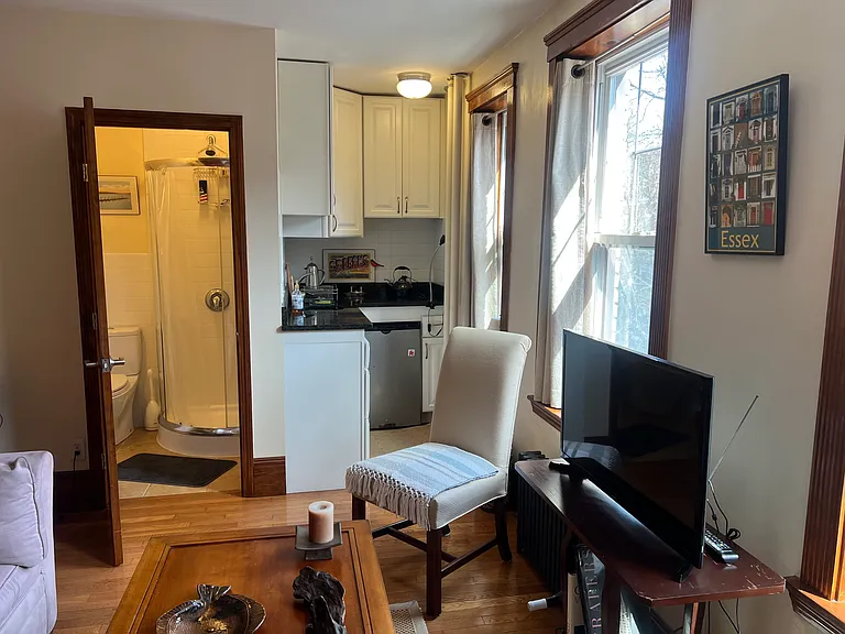 31 Queensberry St #12 - Photo 5 of 12
