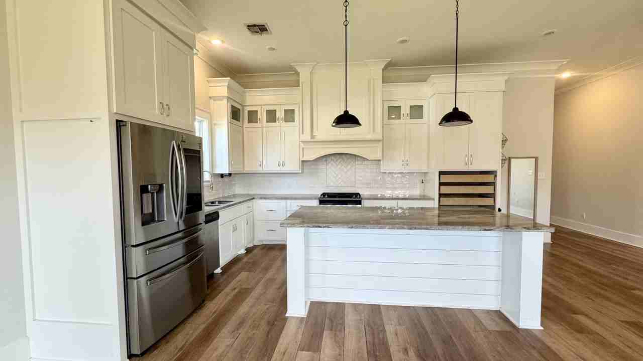 710 Clarence St - Photo 2 of 3