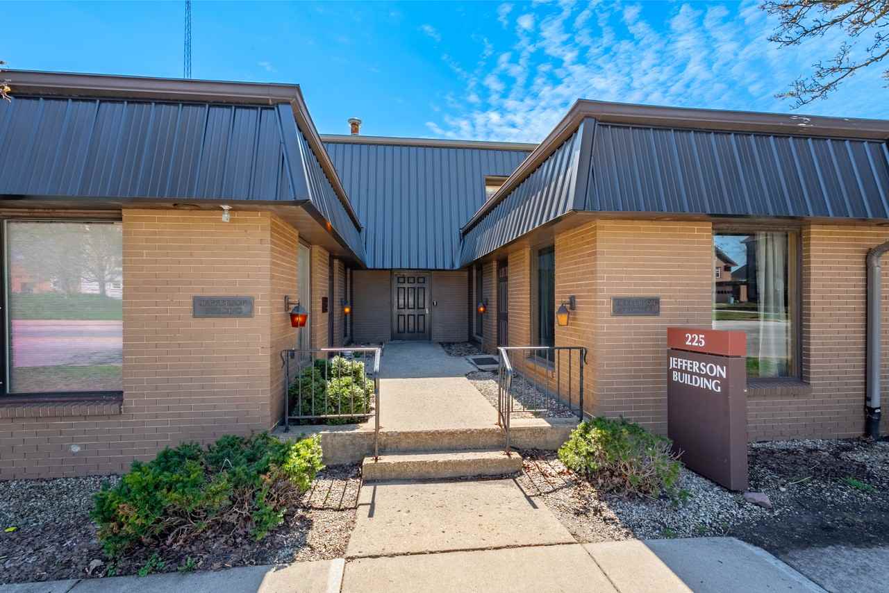 225 W Jefferson St #7 - Photo 2 of 17