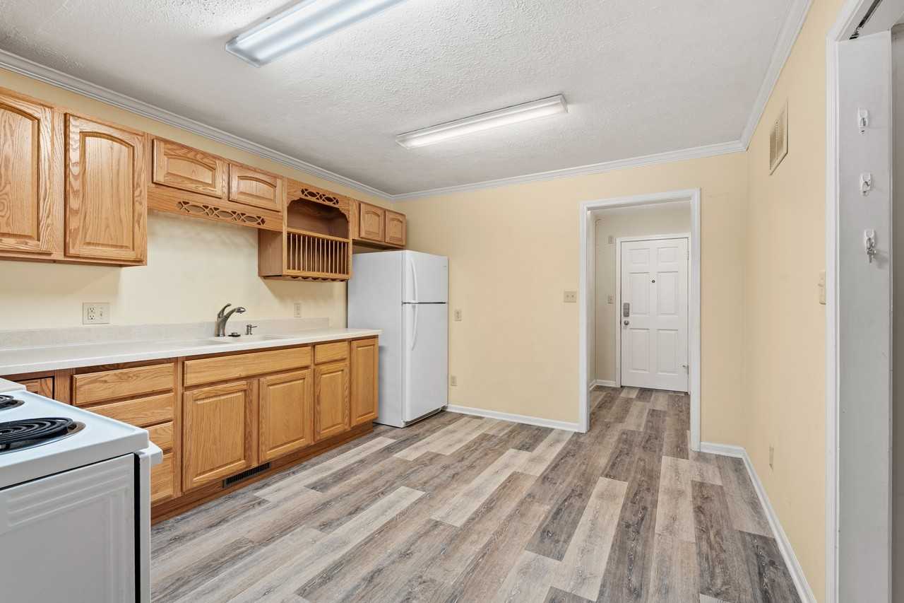 225 W Jefferson St #7 - Photo 4 of 17