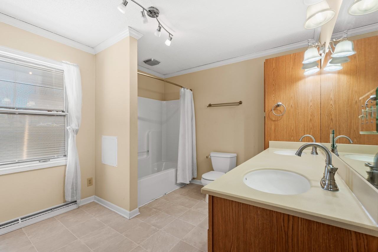 225 W Jefferson St #7 - Photo 6 of 17