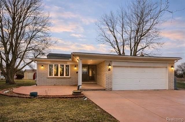 32607 Lancaster Dr - Photo 2 of 31