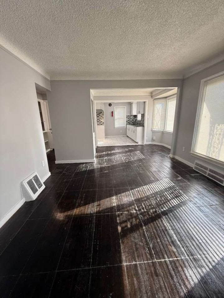 9054 Grandville Ave - Photo 2 of 16