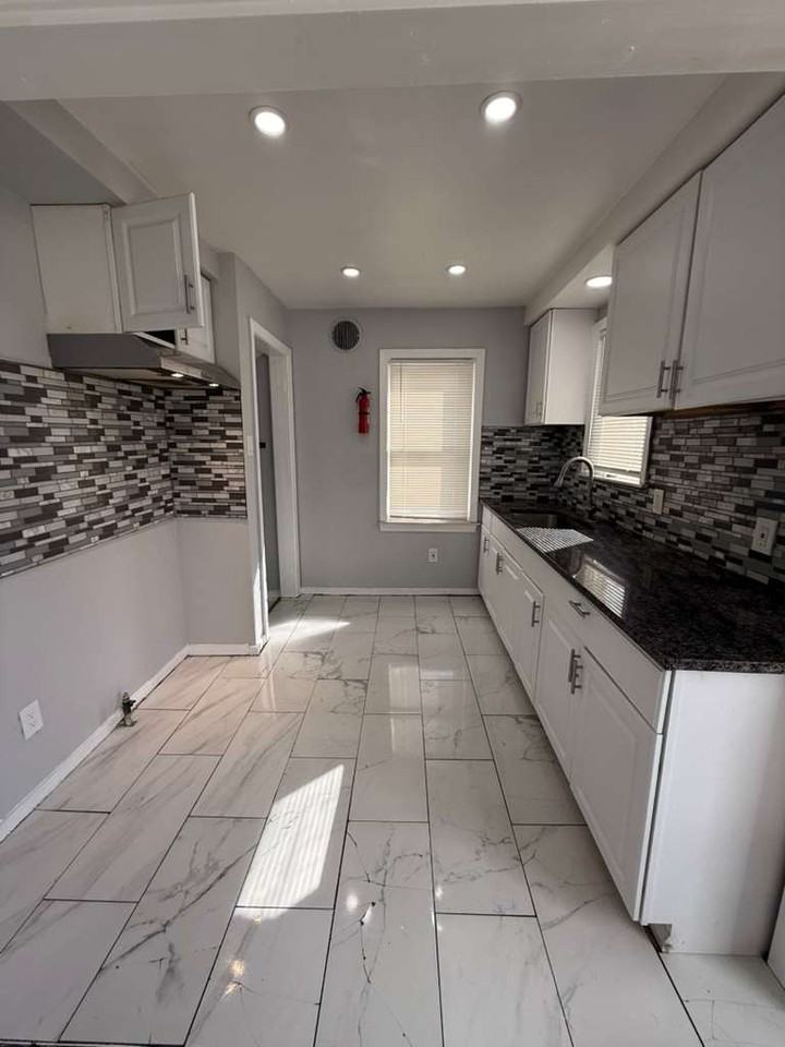 9054 Grandville Ave - Photo 4 of 16