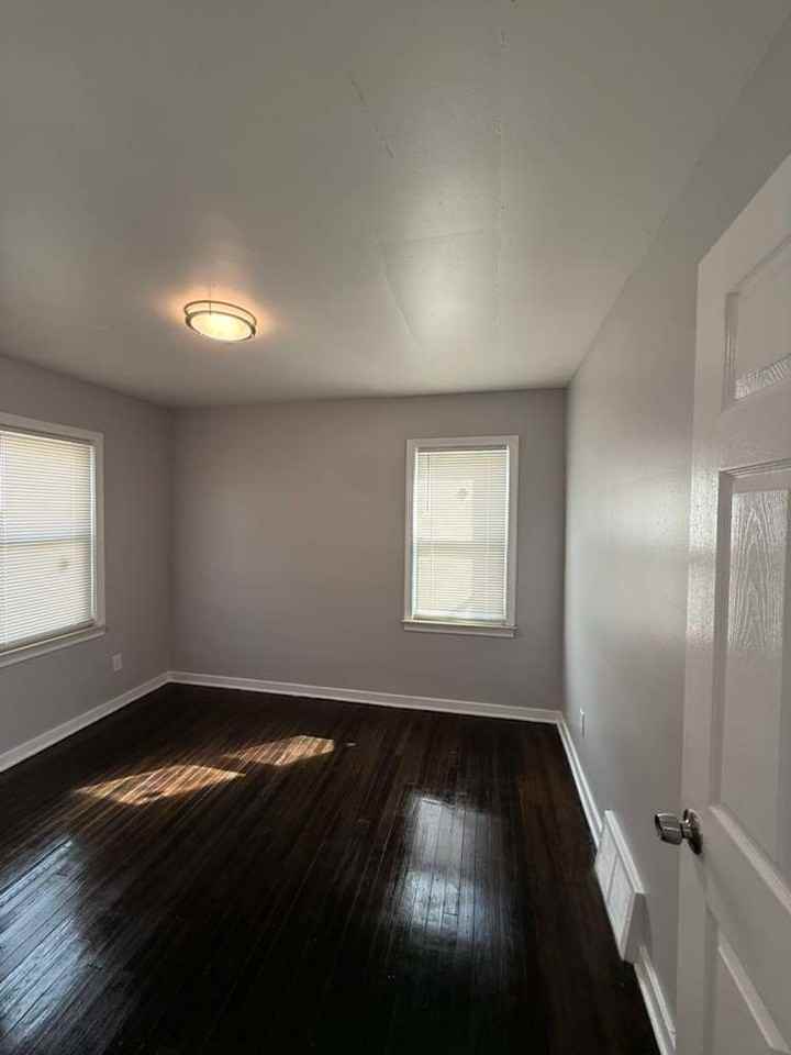 9054 Grandville Ave - Photo 5 of 16