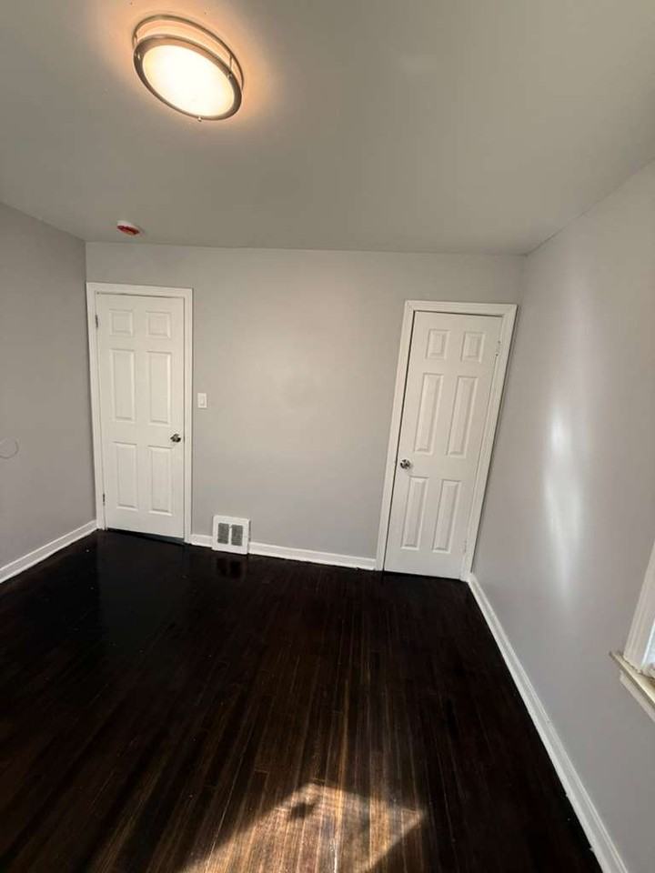 9054 Grandville Ave - Photo 6 of 16