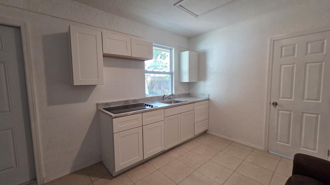 2249 Se Melaleuca Blvd Unit B - Photo 2 of 6