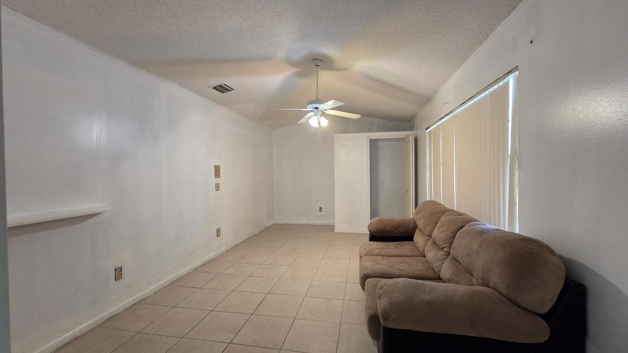 2249 Se Melaleuca Blvd Unit B - Photo 3 of 6