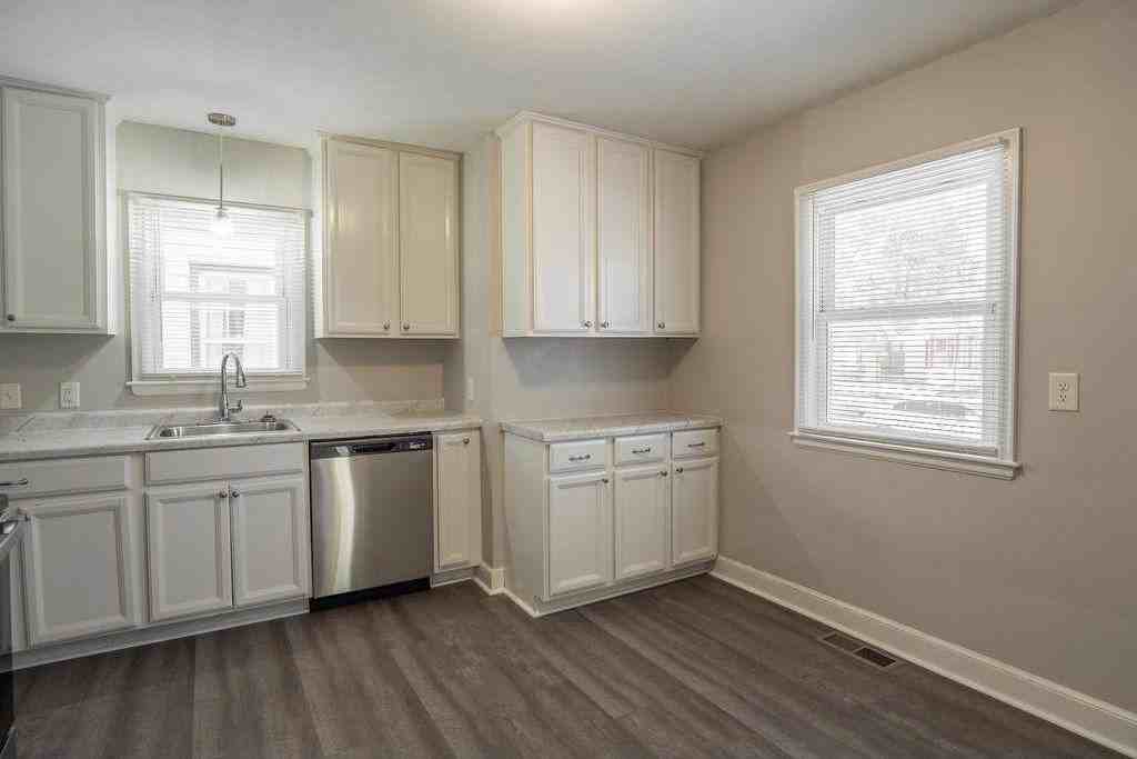 5247 Dupont Ave N - Photo 4 of 20