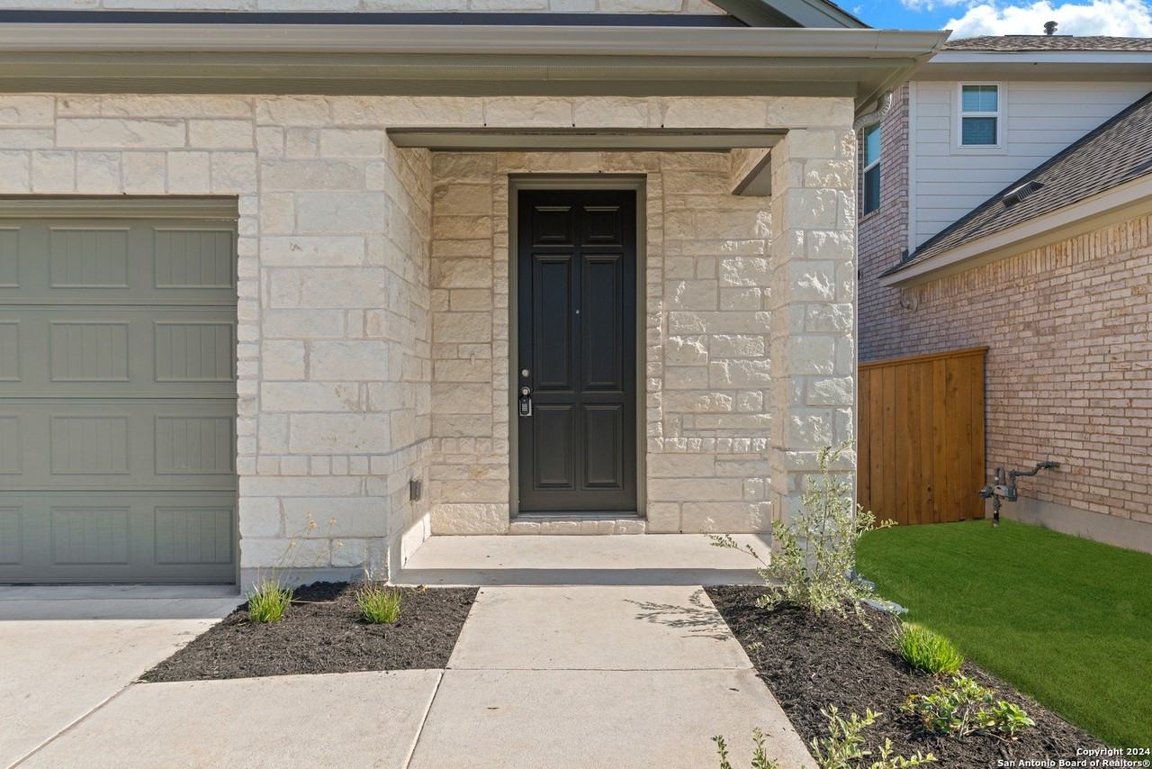 413 Possumhaw Ln - Photo 4 of 25