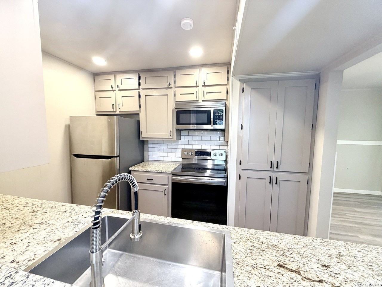 105 Brentwood Dr - Photo 4 of 17